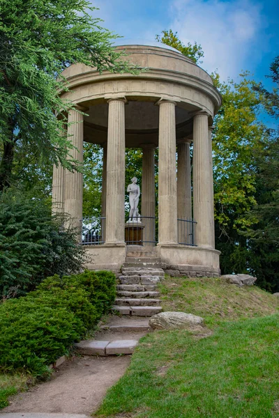 Woerlitzer Park Dessau Niemcy Świątynia Wenus Między Zielonymi Drzewami — Zdjęcie stockowe