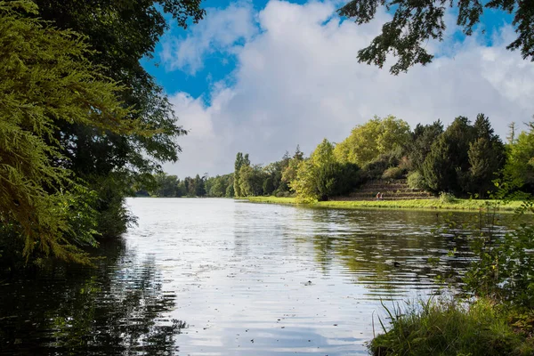 Woerlitzer Park Dessau Niemcy Błękitne Niebo Jezioro Wczesną Jesienią — Zdjęcie stockowe