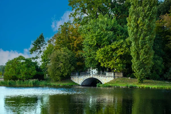 Woerlitzer公园 秋天的蓝天蓝湖 — 图库照片