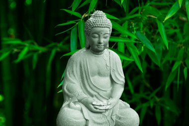 Bambu arkaplanından önce bir Buda heykelinin portresi. Barış ve bilgelik için işaret