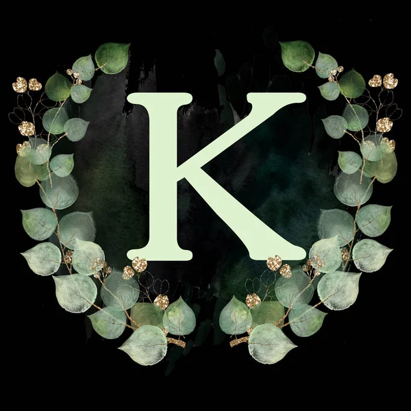 金と緑の葉で飾られた大文字K 花の装飾と英語のアルファベットの手紙 暗い水彩画の背景 — ストック写真