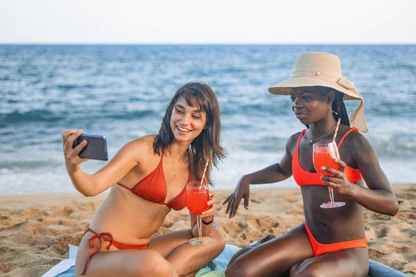 Счастливые подружки делают селфи на пляже — стоковое фото