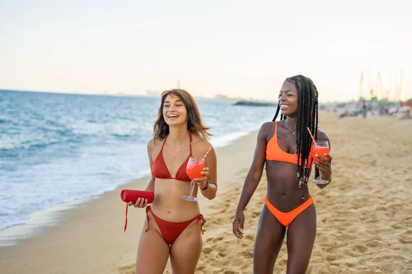 Novias alegres con bebidas y altavoz de sonido en la playa — Foto de Stock