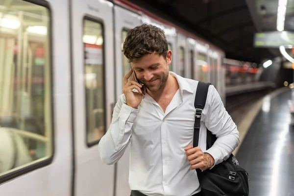 Рад, что бизнесмен разговаривает по телефону на станции — стоковое фото