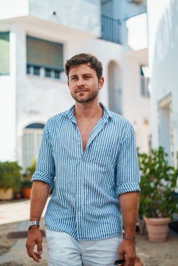 Güneşli bahçede rüya adam