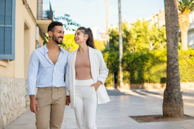 Şımarık İspanyol bir çift şehirde birlikte yürüyor.