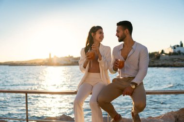 İspanyol çift barajda kokteyl içiyor.