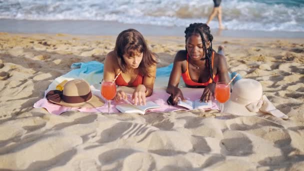 Двоє найкращих друзів у сексуальному бікіні на піщаному пляжі — стокове відео