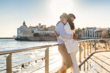Toprak sette kucaklaşan şefkatli etnik çift