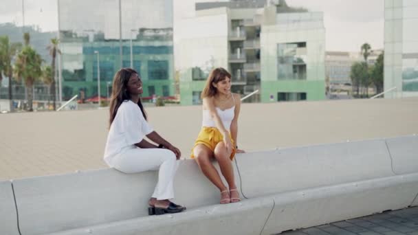 Amigos multiétnicos felizes compartilhando bebidas ao ar livre e conversando — Vídeo de Stock