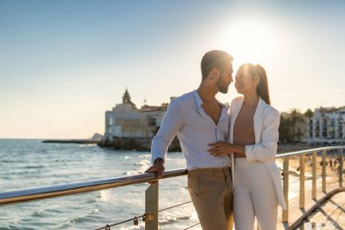 Neşeli etnik çift yazın gezinti güvertesinde