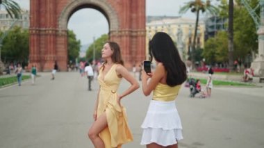 Kadın, tarihi binanın yakınında en iyi arkadaşının fotoğrafını çekiyor.