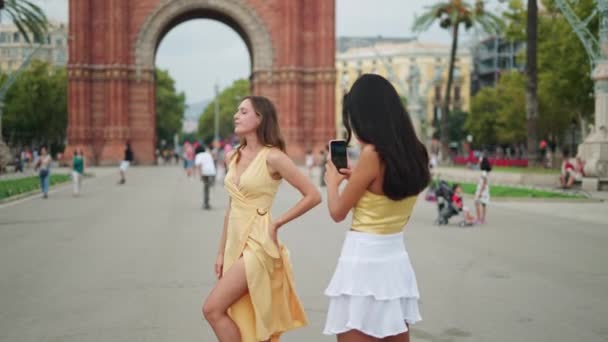 Mulher fotografar feminino melhor amigo ao ar livre perto do edifício histórico — Vídeo de Stock