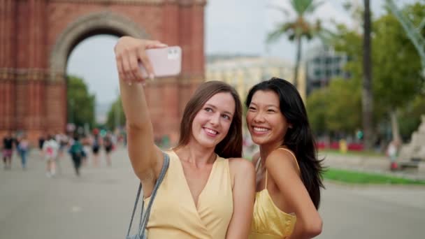 Lächelnde multiethnische Freundinnen Touristen posieren vor historischem Gebäude in der Stadt für Selfie-Foto — Stockvideo