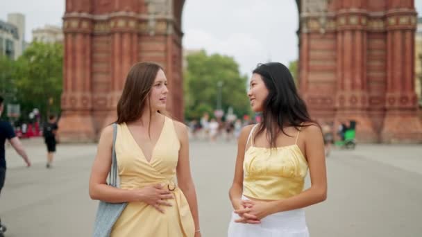 Dwie młode, piękne kobiety z różnych ras, przyjaciółki rozmawiające szczęśliwie na świeżym powietrzu. — Wideo stockowe