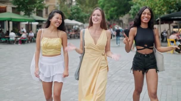 Grupa młodych szczęśliwych kobiet z różnych ras zabawy na świeżym powietrzu — Wideo stockowe