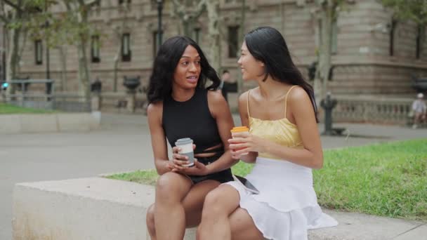 Tre glada unga multiracial flickvänner möte i staden på helgen — Stockvideo