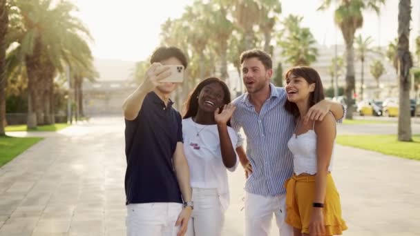 快乐多样的年轻人在海滨度假时用智能手机给朋友打电话 — 图库视频影像
