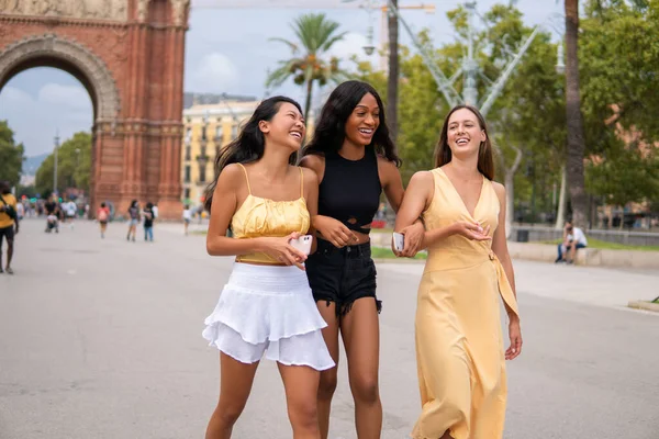 Moda diversas novias paseando en la ciudad — Foto de Stock
