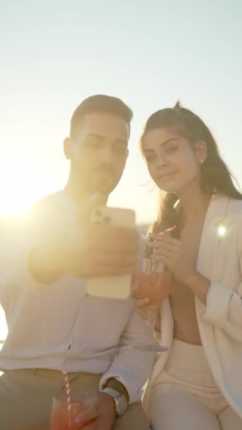 Leende etniskt par tar självporträtt på smartphone i solsken — Stockvideo