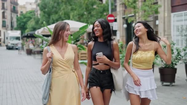 Três mulheres elegantes jovens bonitas de raças diferentes melhores amigos do sexo feminino se divertindo na cidade — Vídeo de Stock