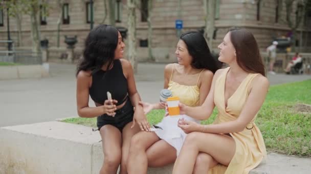 Multi étnicas amigas que se reúnen al aire libre, tres jóvenes felices diversas mujeres toman café al aire libre — Vídeo de stock