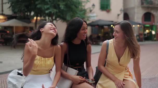 Três felizes mulheres diversas amigas conversando e rindo enquanto passam tempo juntas ao ar livre — Vídeo de Stock