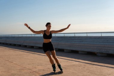 Toprak zeminde paten süren sporcu kadın.