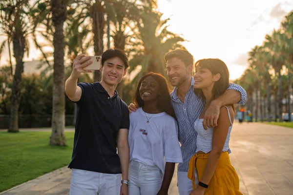 Amigos alegres tomando selfie cerca de las palmas — Foto de Stock