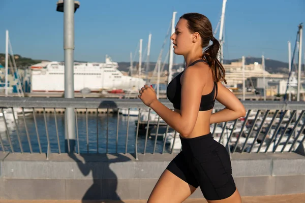 Atleta cansada corriendo cerca del puerto — Foto de Stock