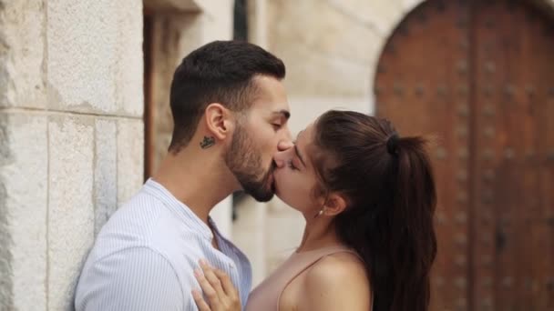 Glückliches ethnisches Paar berührt Nasen, während es in der Stadt spricht — Stockvideo