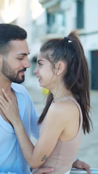 Sorrindo casal hispânico falando e beijando na rua — Vídeo de Stock