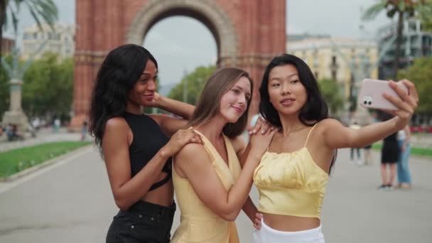 Felices novias multirraciales que viajan por Europa tomando selfie en smartphone mientras exploran la ciudad, — Vídeos de Stock