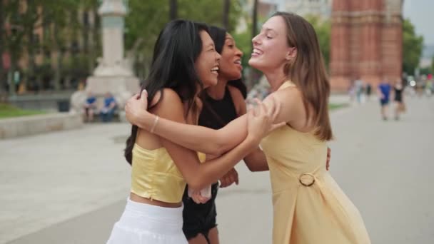 Namoradas multi-étnicas super-alegres abraçando e se sentindo feliz por se ver ao ar livre — Vídeo de Stock