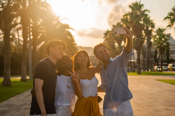 Amigos felices disfrutando de la noche de verano juntos — Foto de Stock