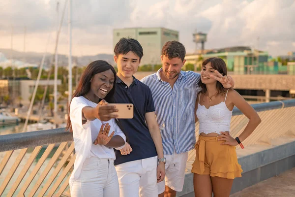 Grupo de estudantes diversos tirando selfie — Fotografia de Stock