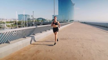 Spor kadını sabah sette koşuyor.