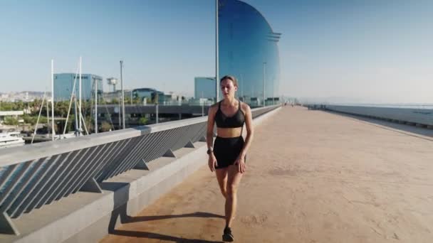 女运动员跑完后检查手表 — 图库视频影像