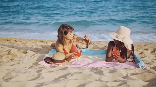 Δύο καλύτερες φίλες χαλαρώνουν στην αμμώδη παραλία — Αρχείο Βίντεο