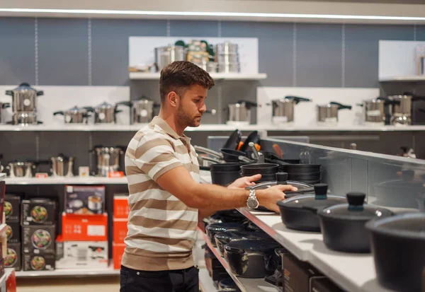 Homem comprando panela de cozinha na loja — Fotografia de Stock