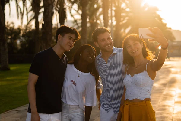 Amigos alegres tomando selfie en el día de verano — Foto de Stock