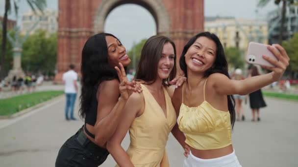 Três mulheres itinerantes de diferentes raças que tomam selfie durante o passeio — Vídeo de Stock