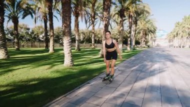 Parkta paten süren bayan sporcu.
