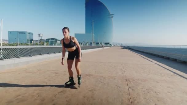 堤防上のローラーブレードに乗るスポーツ女性 — ストック動画