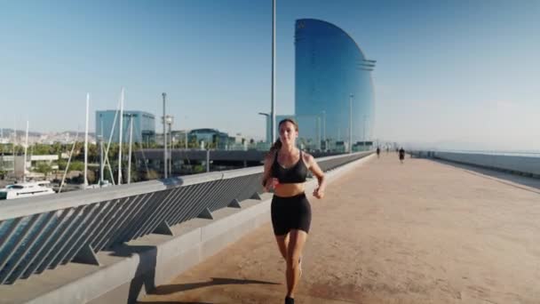 Kvinnlig löpare kontrollerar smart klocka — Stockvideo