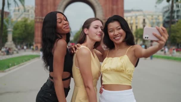 Namoradas multiétnicas tomando selfie enquanto viajam juntos na Europa cidade e passeios — Vídeo de Stock