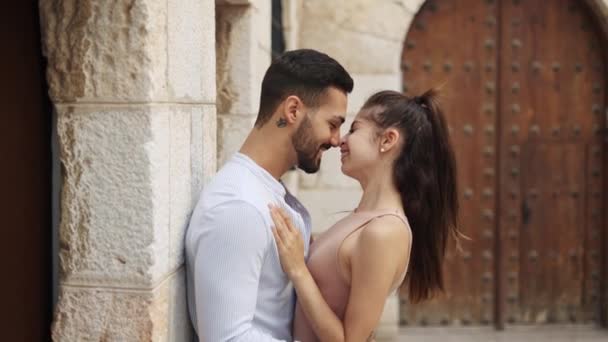 Šťastný etnický pár dotýká nosy při rozhovoru ve městě — Stock video