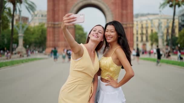 Feliz jóvenes mujeres encantadoras de diferentes etnias mejores amigos haciendo foto autorretrato al aire libre — Vídeos de Stock