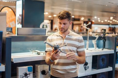 Dükkandan İHA alan adam