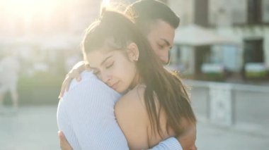 İspanyol çift güneşli bir kasabada sete sarılıyor.